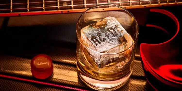 AC/DC predstavujú limitovanú edíciu whisky