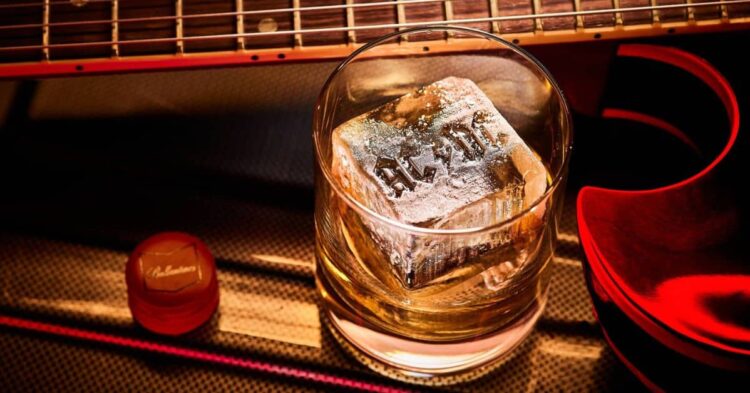 AC/DC predstavujú limitovanú edíciu whisky