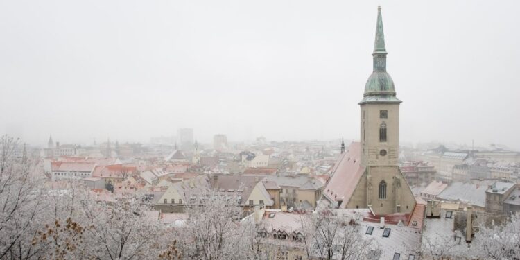 Bratislava sa na druhú adventnú nedeľu 2023 zobudila do zasneženého rána