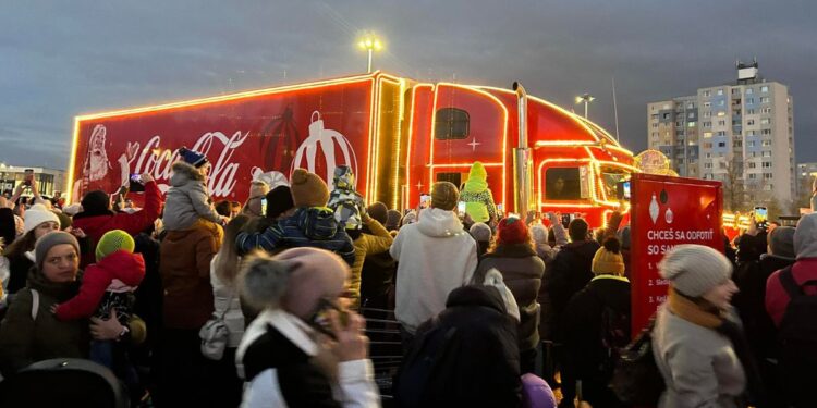 Coca Cola kamión 2023 rozžiaril bratislavskú Petržalku a putuje do ďalších miest na Slovensku