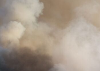Hasiči zasahujú pri požiari v Prešove, evakuácia a bezpečnostné opatrenia