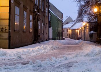 Nádielka snehu v Bratislave komplikuje dopravu