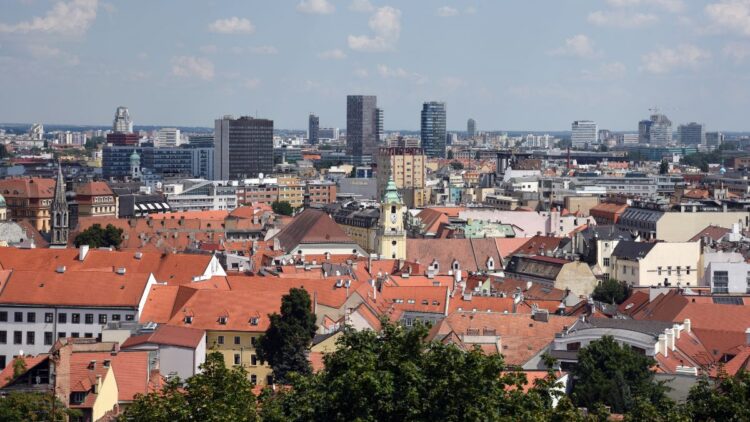 Silný vietor aktuálne zasiahol Bratislavu a okolie