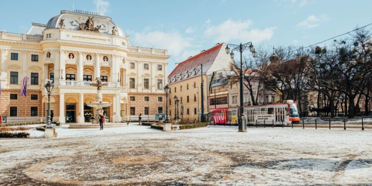 Vianočná električka 2023, srdce Bratislavy sa opäť rozsvieti vianočnou električkou