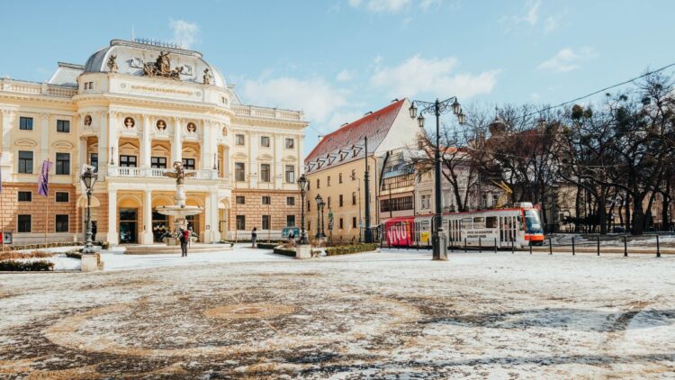 Vianočná električka 2023, srdce Bratislavy sa opäť rozsvieti vianočnou električkou