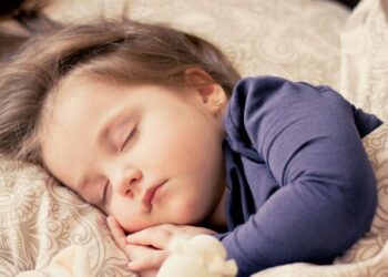 Dieťa sa učí spať samé
