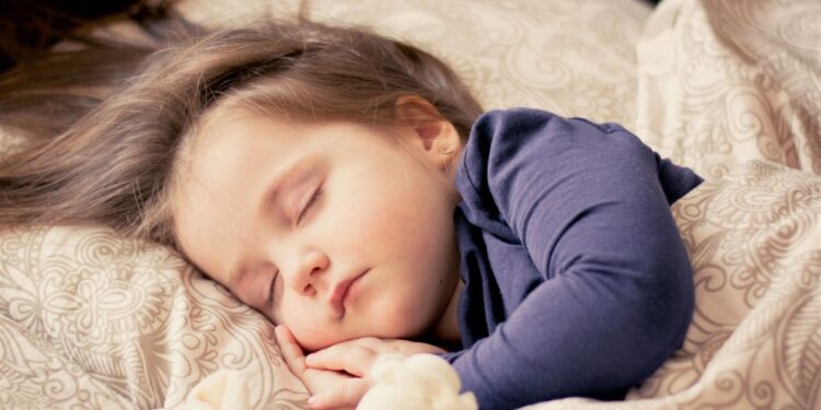 Dieťa sa učí spať samé