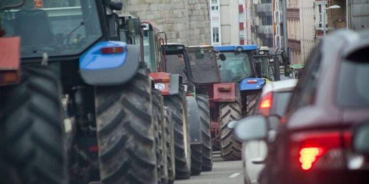 Protest farmárov v Prahe dnes online, traktory výrazne blokujú dopravu