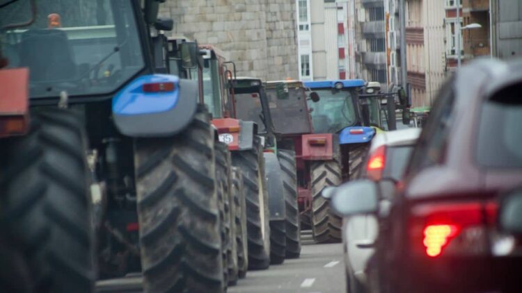 Protest farmárov v Prahe dnes online, traktory výrazne blokujú dopravu