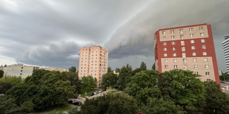 Na Bratislavu sa práve rúti obrovská búrka, SHMÚ vydal meteorologické výstrahy 2. stupňa