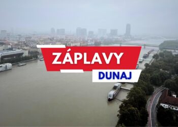 Letecký pohľad na zaplavené nábrežie Dunaja v Bratislave so zvýšenou hladinou rieky a textom „Záplavy Dunaj“ v popredí.