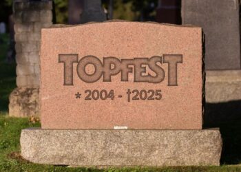 Náhrobný kameň s nápisom „Topfest *2004 - †2025“ symbolizujúci koniec hudobného festivalu Topfest po 25 rokoch.