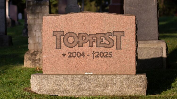 Náhrobný kameň s nápisom „Topfest *2004 - †2025“ symbolizujúci koniec hudobného festivalu Topfest po 25 rokoch.