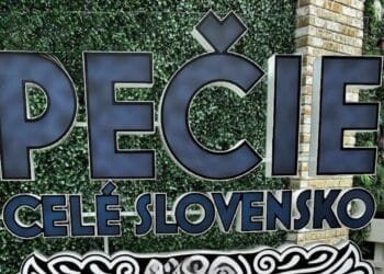 Logo relácie „Pečie celé Slovensko“ na pozadí zelenej steny s nápisom v modrej farbe.