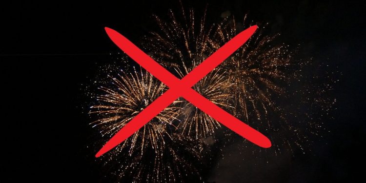 Ohňostroj preškrtnutý červeným krížom na tmavej nočnej oblohe, symbolizujúci zákaz pyrotechniky v Bratislave na Silvestra 2025.