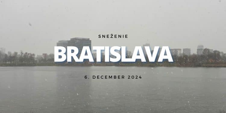 Sneženie v Bratislave dňa 6. decembra 2024 s pohľadom na jazero a mestskú panorámu zahalenú do zimného počasia.