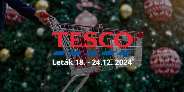 Vianočný nákupný košík pred vianočným stromčekom s ozdobami a textom Tesco Leták 18. - 24.12. 2024.