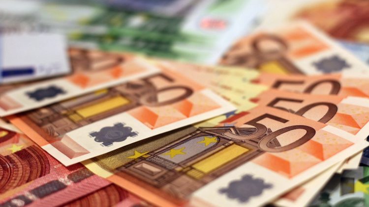 Euro bankovky v hodnote 50 eur rozložené na stole, symbolizujúce financie a možnosti zárobku.