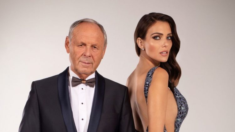 Martina Schindlerová v elegantných šatách a Vlado Valovič v smokingu, pripravení na veľkolepú hudobnú šou Bond Girl Orchestra Live Show.