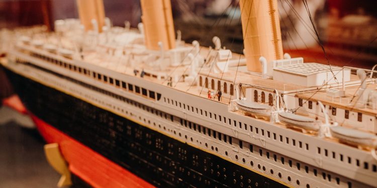 Model lode Titanic so zameraním na detail paluby, komínov a záchranných člnov na svetovej výstave.