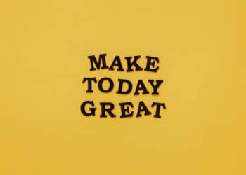 Motivačný citát „Make today great“ napísaný čiernymi písmenami na žltom pozadí.