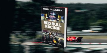 Kniha Red Bull Racing – Na krídlach úspechu od Bena Hunta z vydavateľstva Lindeni, zobrazujúca pohľad do zákulisia úspechu tímu Red Bull Racing, na pozadí pretekárskeho okruhu s monopostom Ferrari.